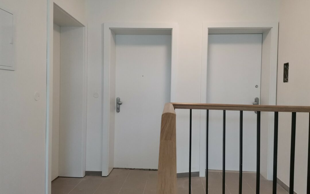 Bytový dům Vinohrady – realizace vchodových dveří